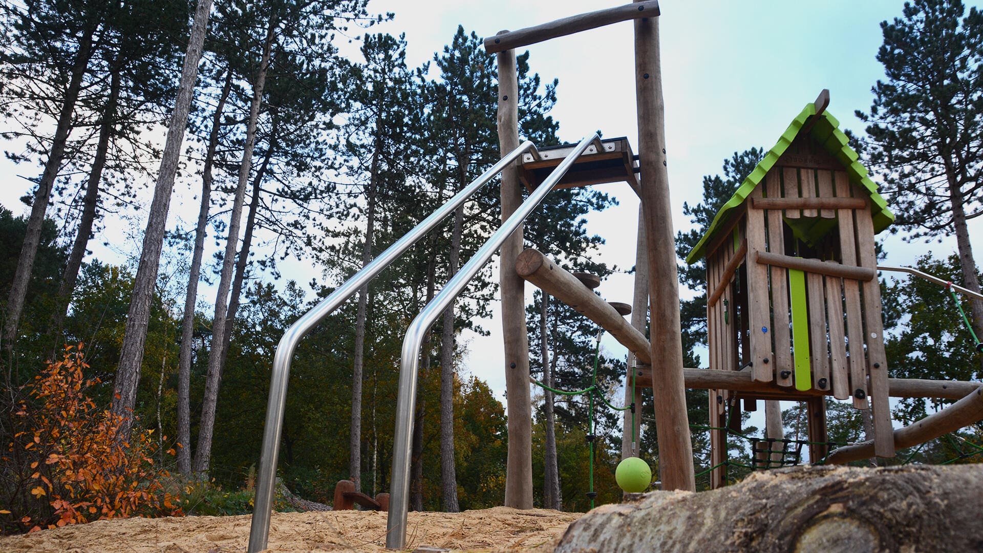 Avontuurlijke speelheuvel met waterloop