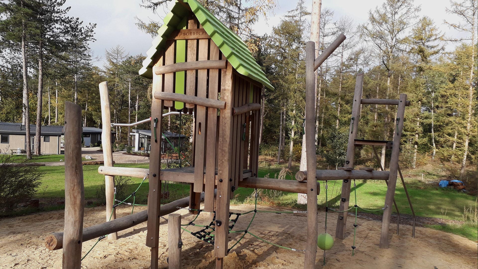 Abenteuerlicher Spielhügel mit Wasserlauf