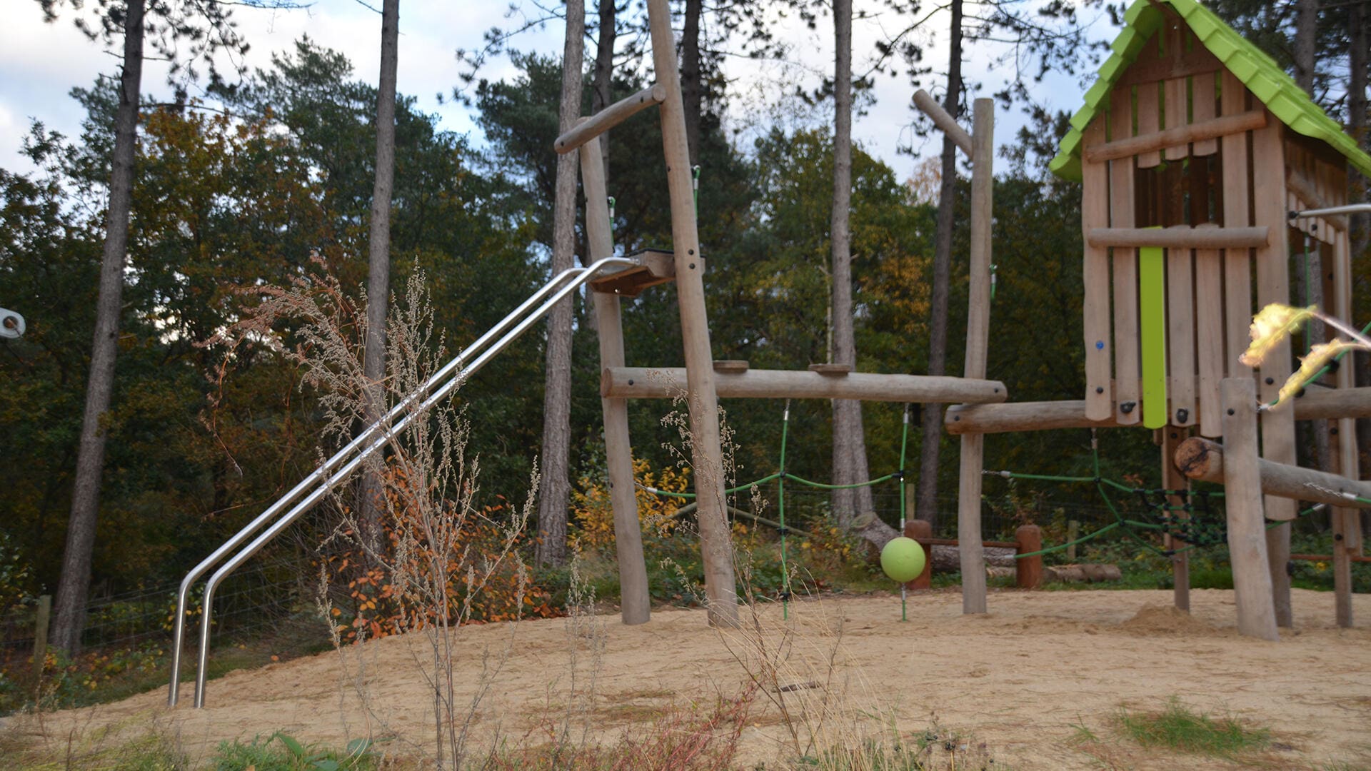Abenteuerlicher Spielhügel mit Wasserlauf