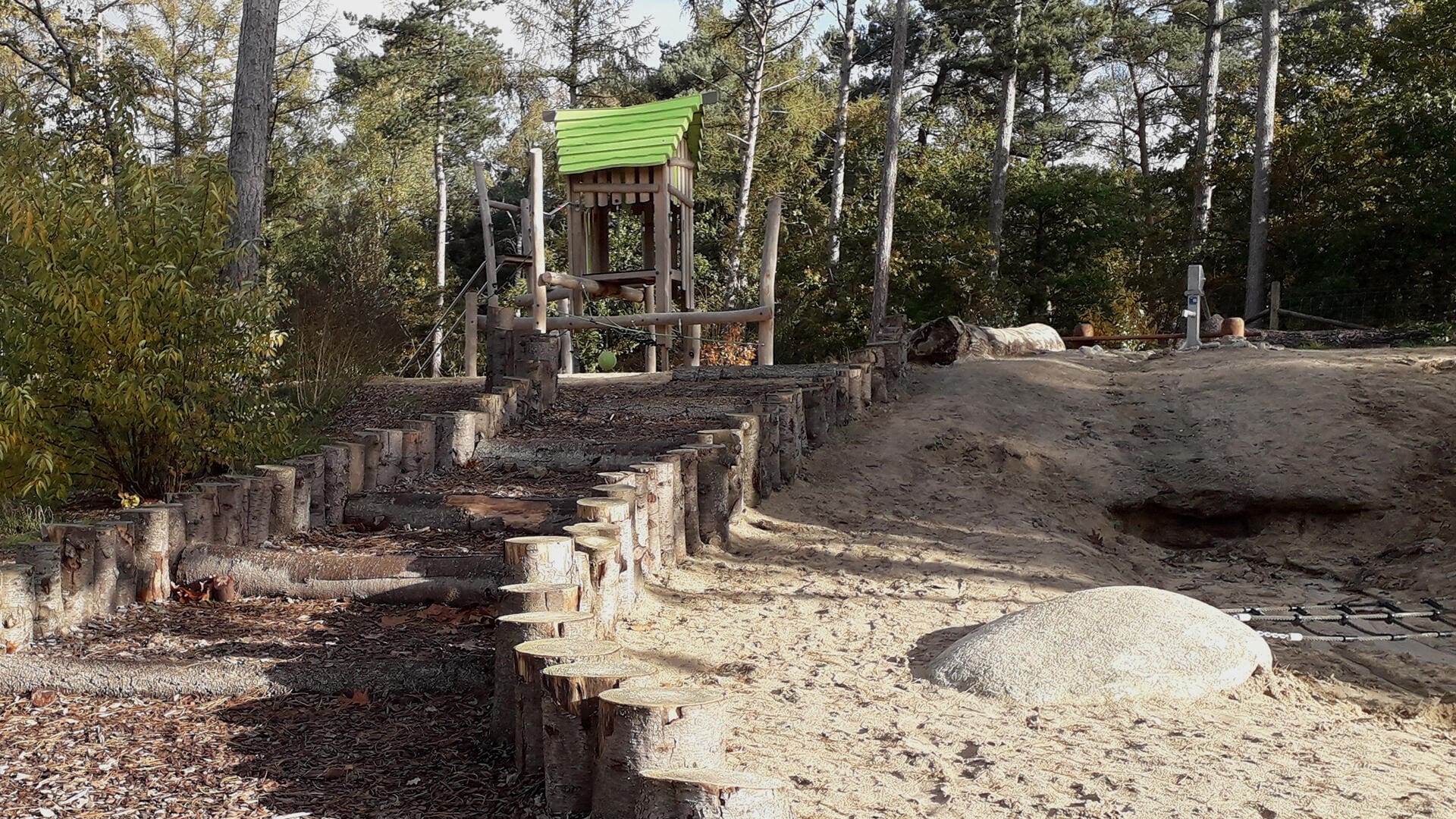 Abenteuerlicher Spielhügel mit Wasserlauf