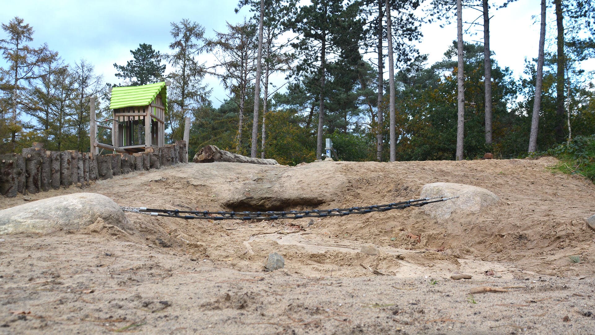 Abenteuerlicher Spielhügel mit Wasserlauf