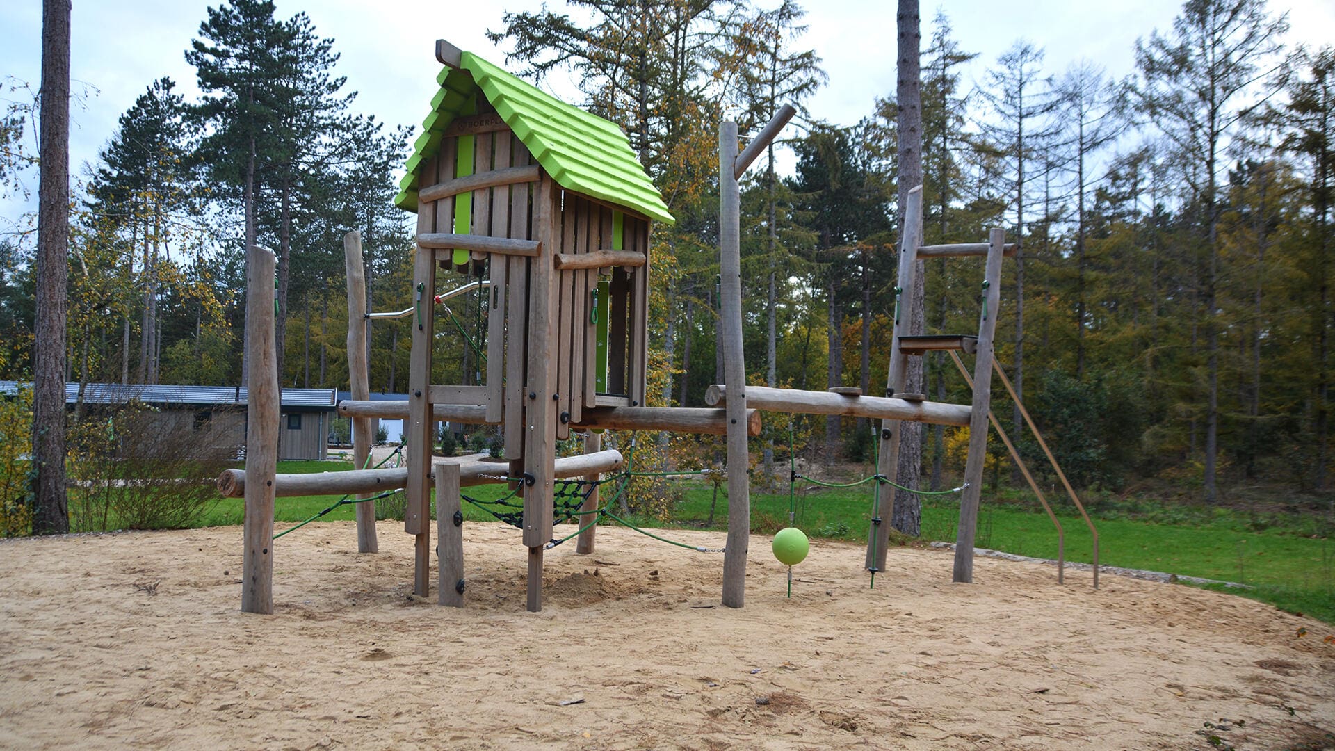 Abenteuerlicher Spielhügel mit Wasserlauf