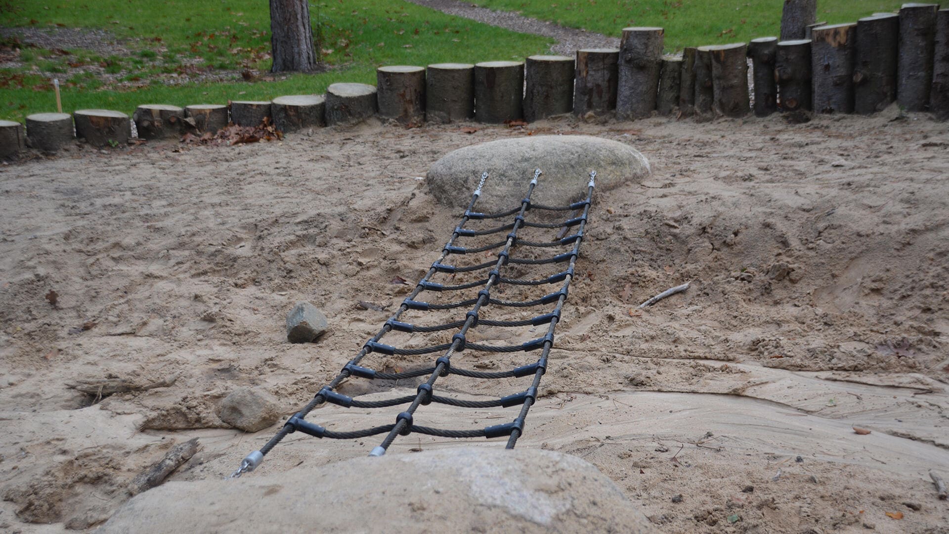 Abenteuerlicher Spielhügel mit Wasserlauf