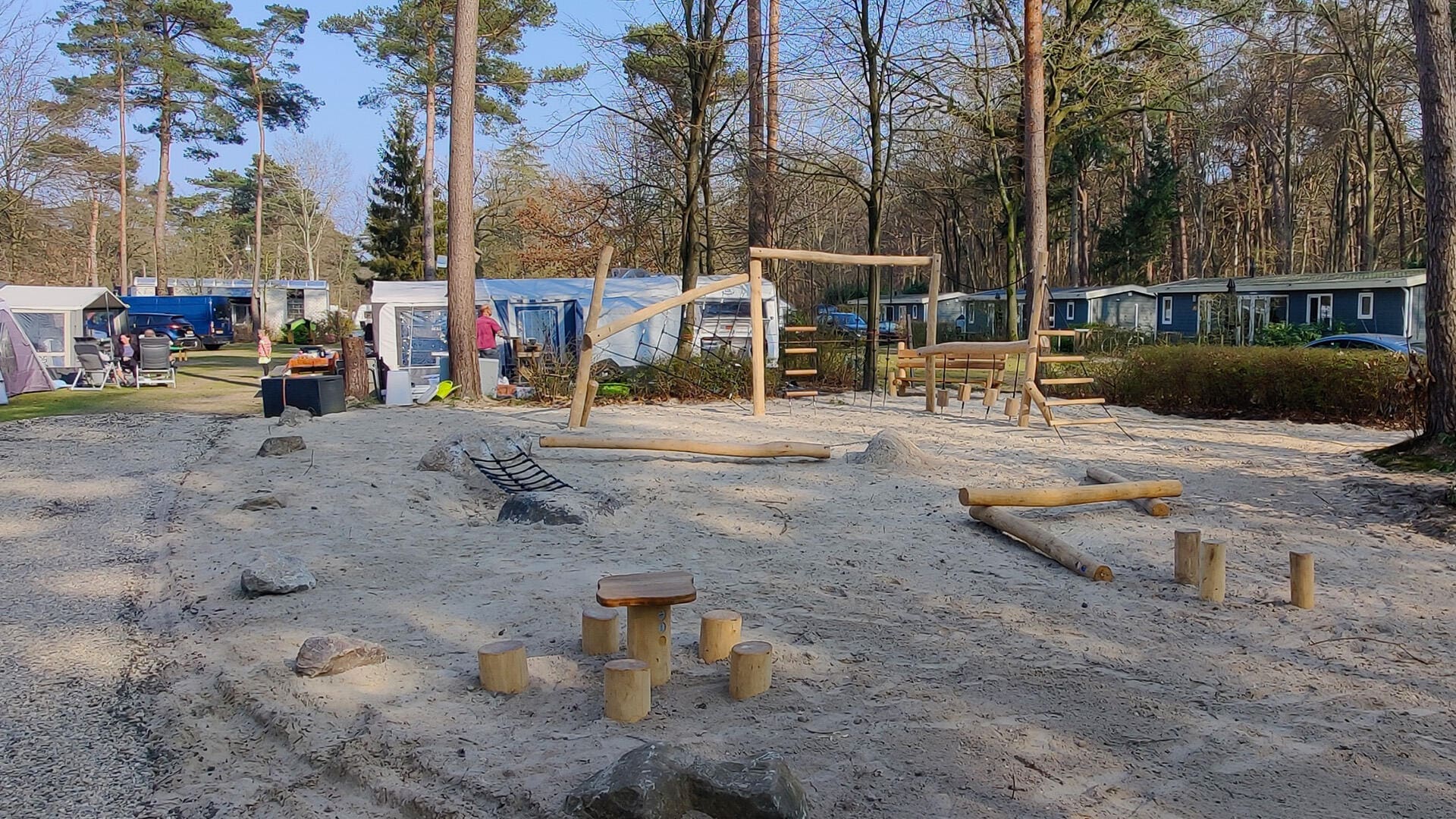 Vielseitiges Spiel auf dem Campingplatz