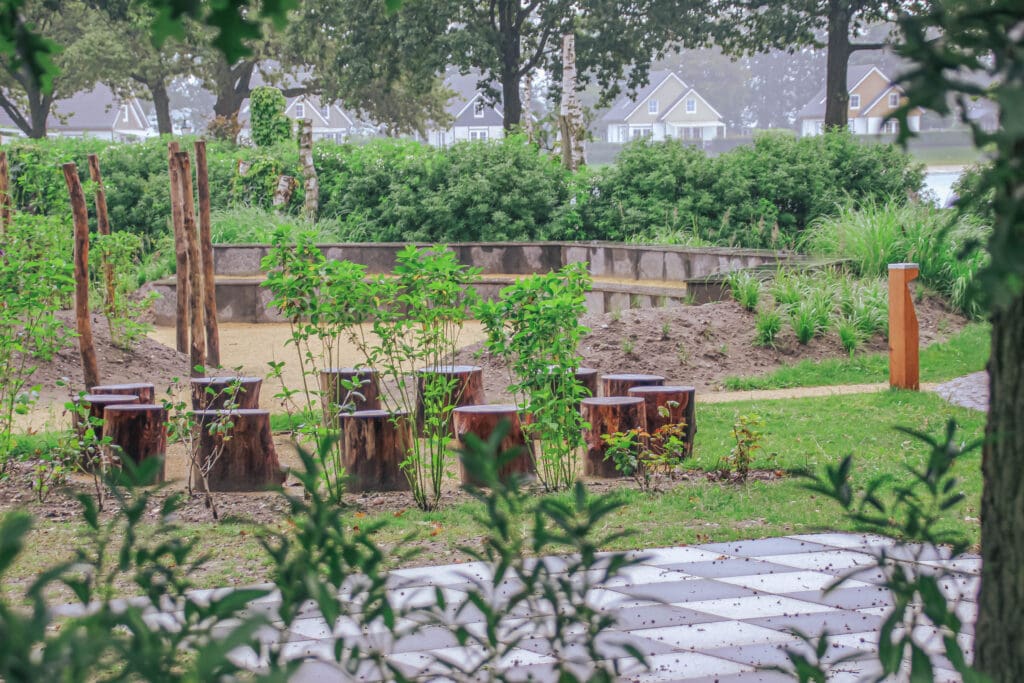 Foto van een vuurplaats met daarachter een tribune van terrastegels.
