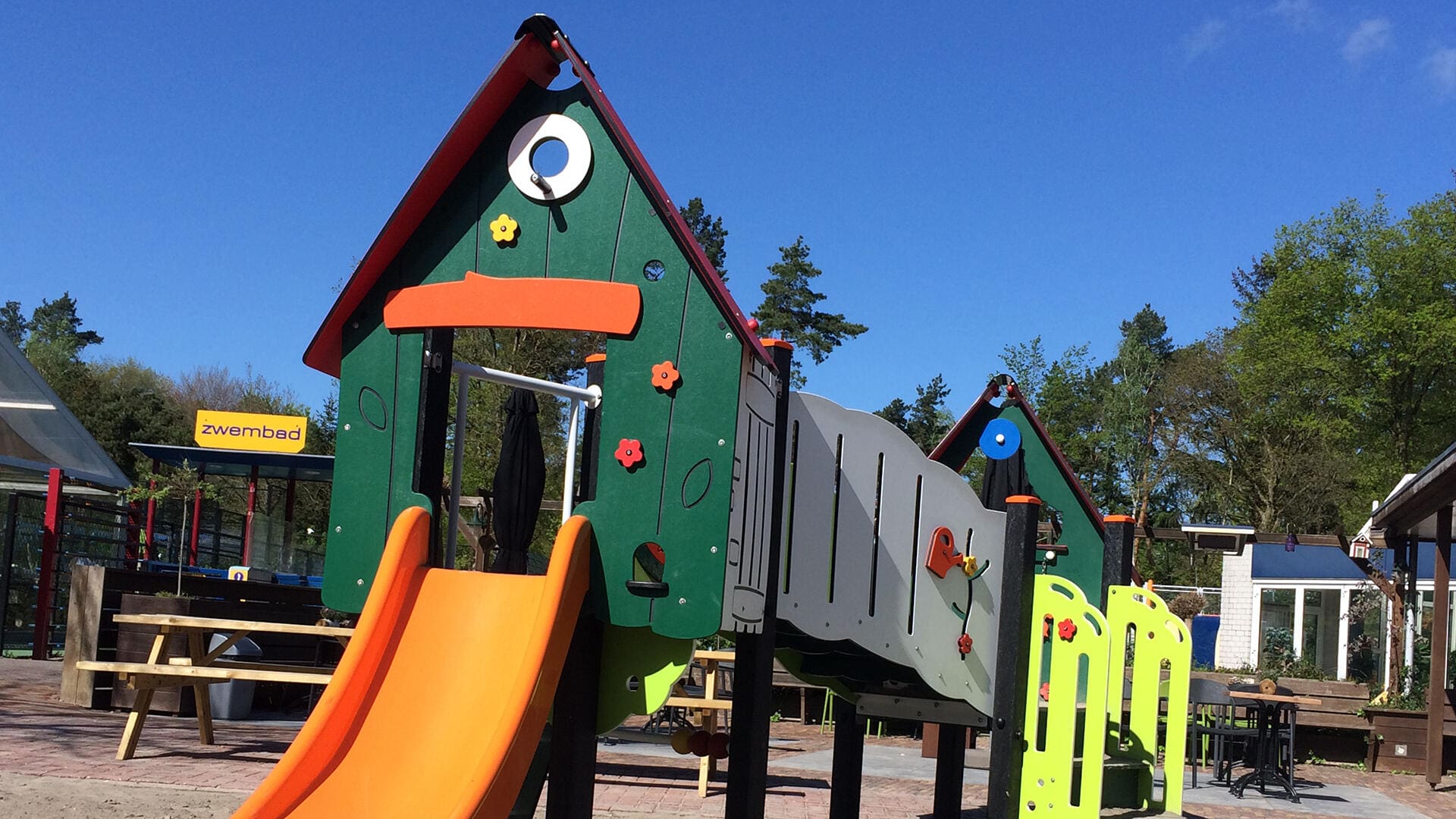 Avontuurlijke speelheuvel met waterloop