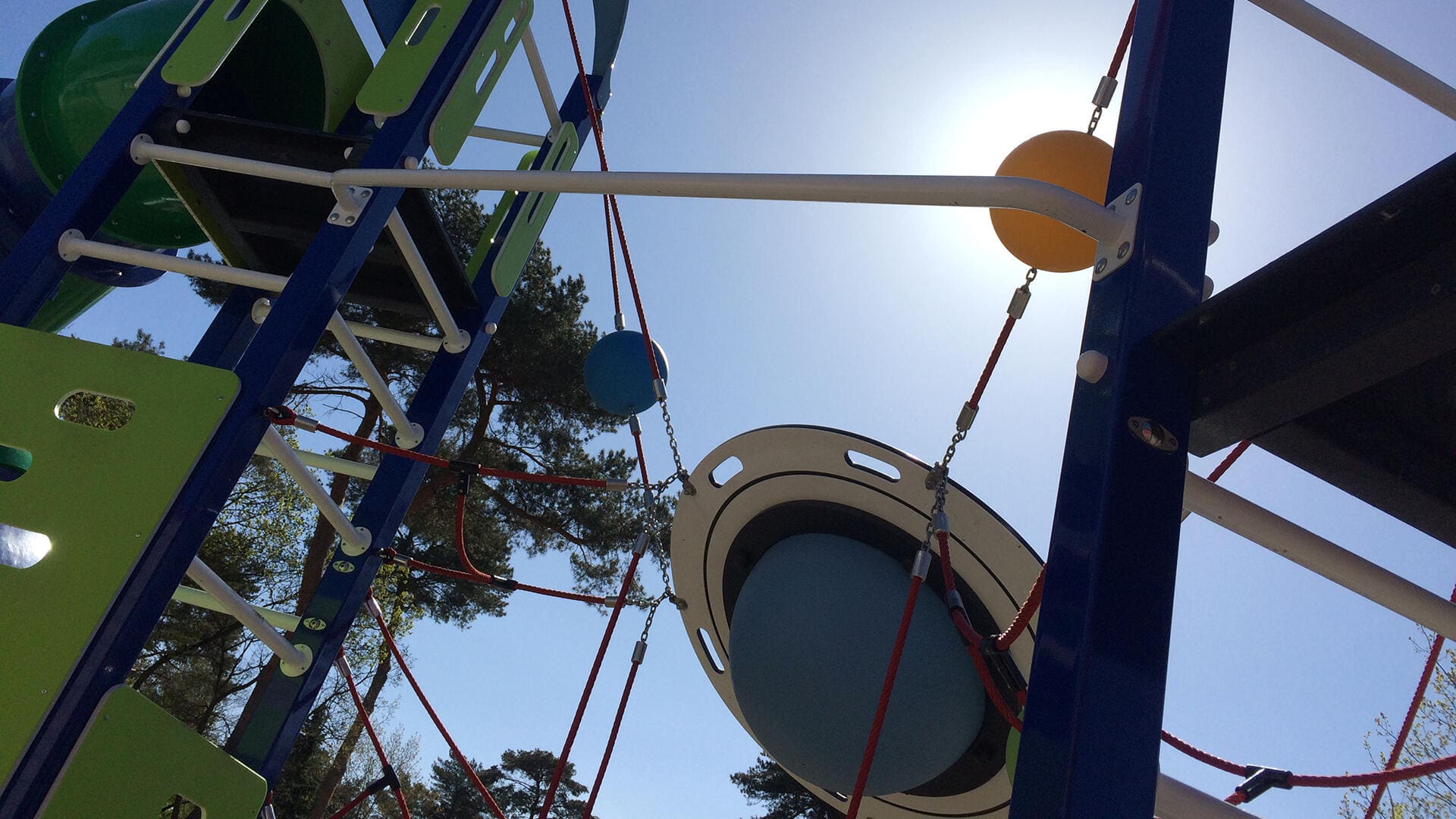 Avontuurlijke speelheuvel met waterloop