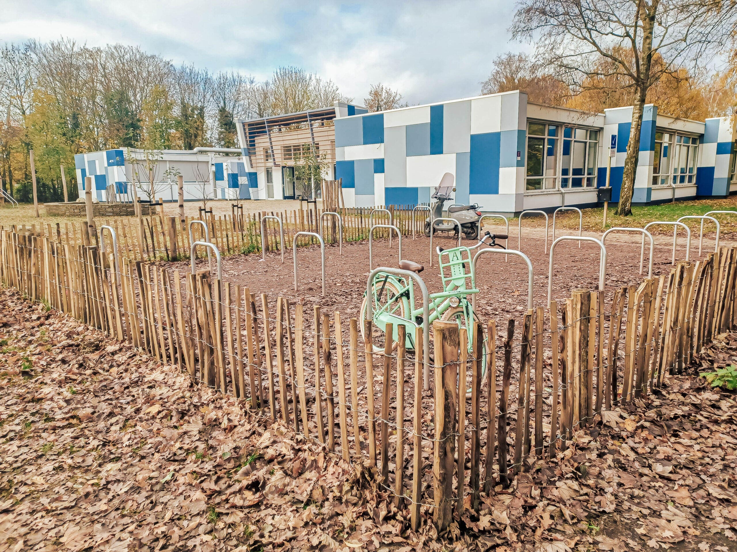 Groen schoolplein voor de dorpsschool in Sumar