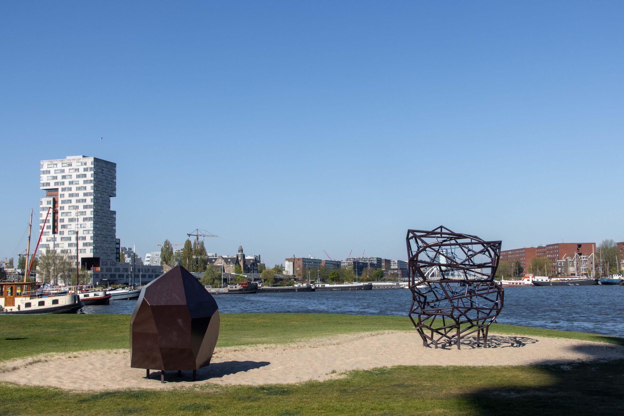 Zitmeubilair en speelobjecten aan de Ertskade
