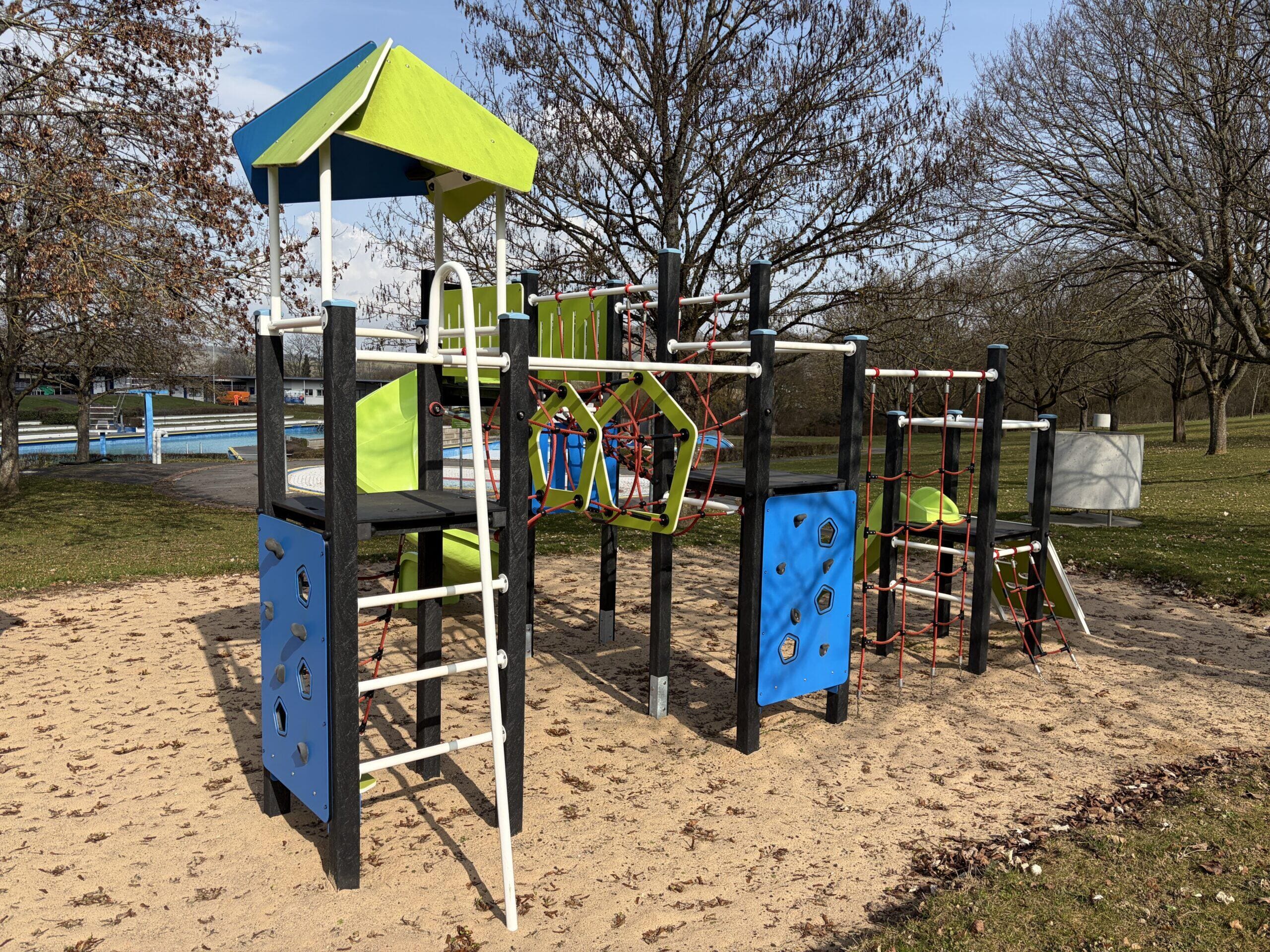 Speeltuin in stadskleuren voor het Freibad van Lauda-Königshofen (DE)