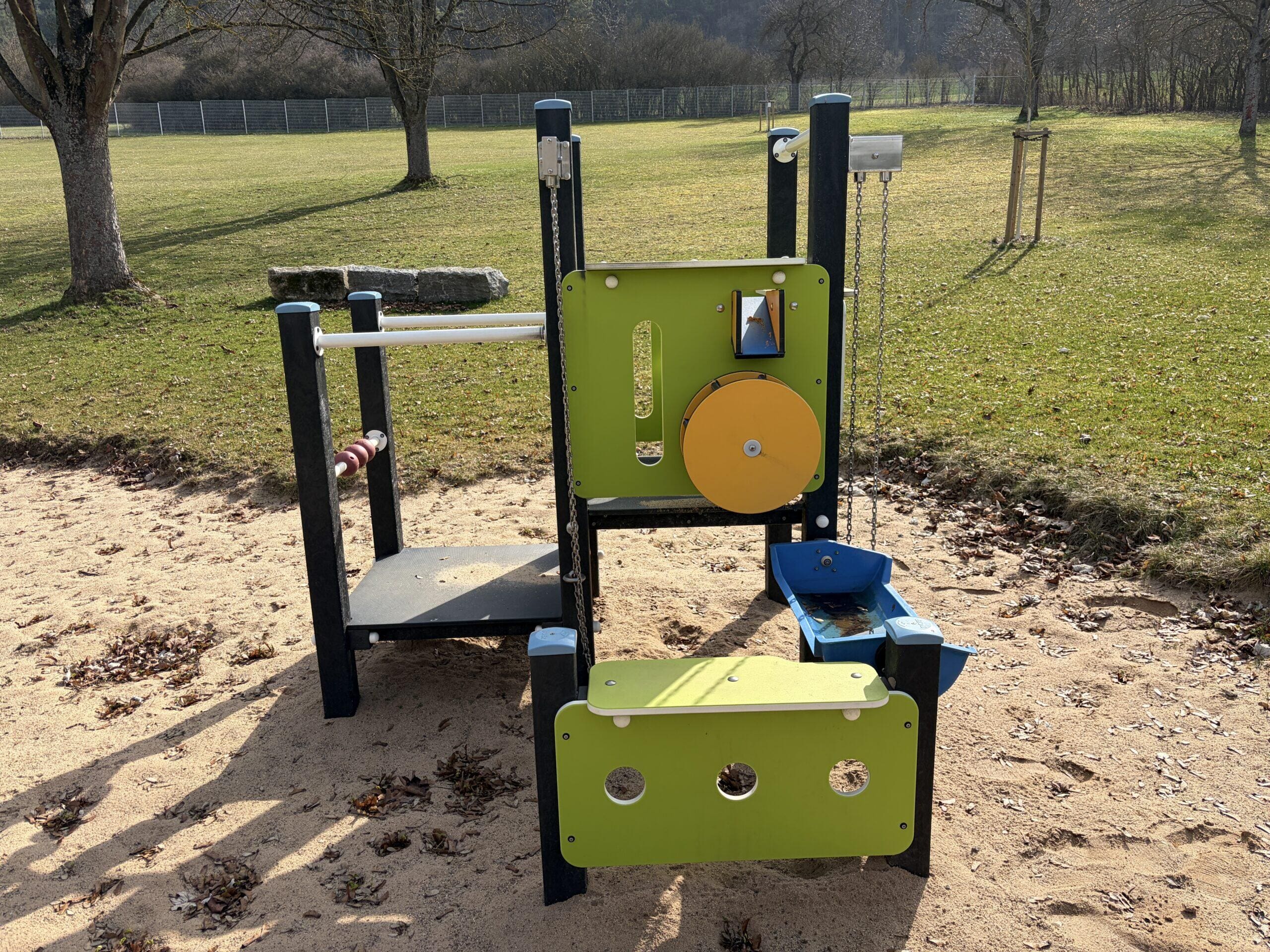 Speeltuin in stadskleuren voor het Freibad van Lauda-Königshofen (DE)