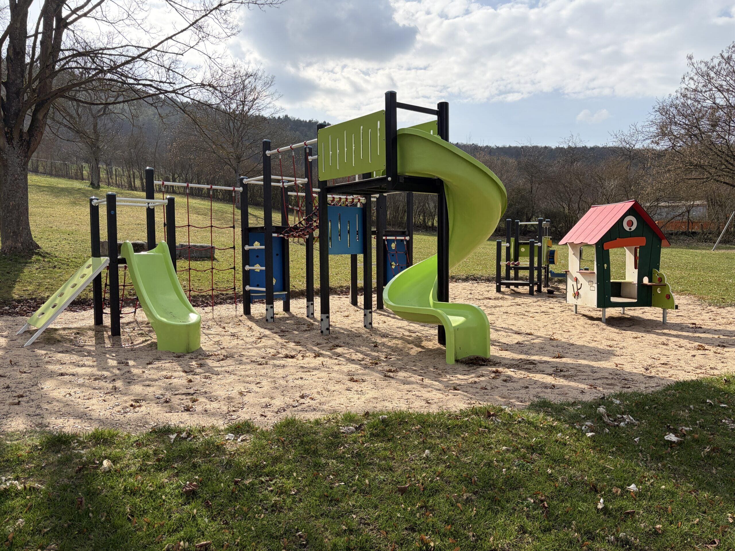 Speeltuin in stadskleuren voor het Freibad van Lauda-Königshofen (DE)