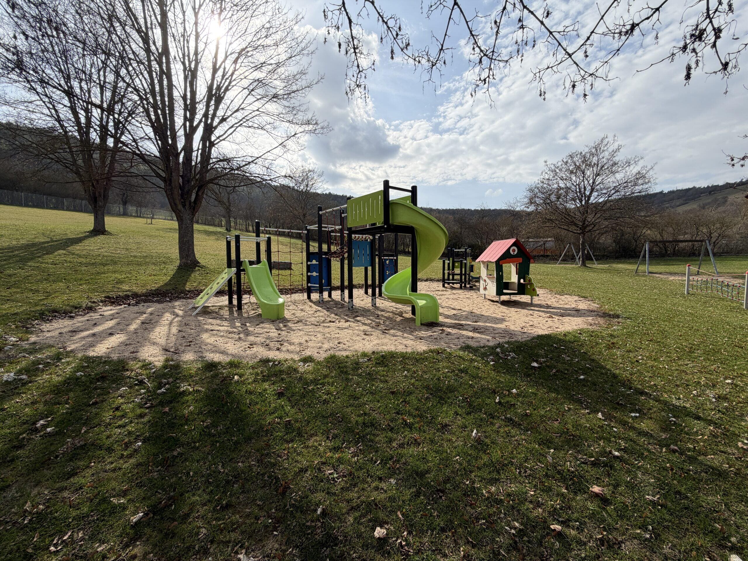 Speeltuin in stadskleuren voor het Freibad van Lauda-Königshofen (DE)
