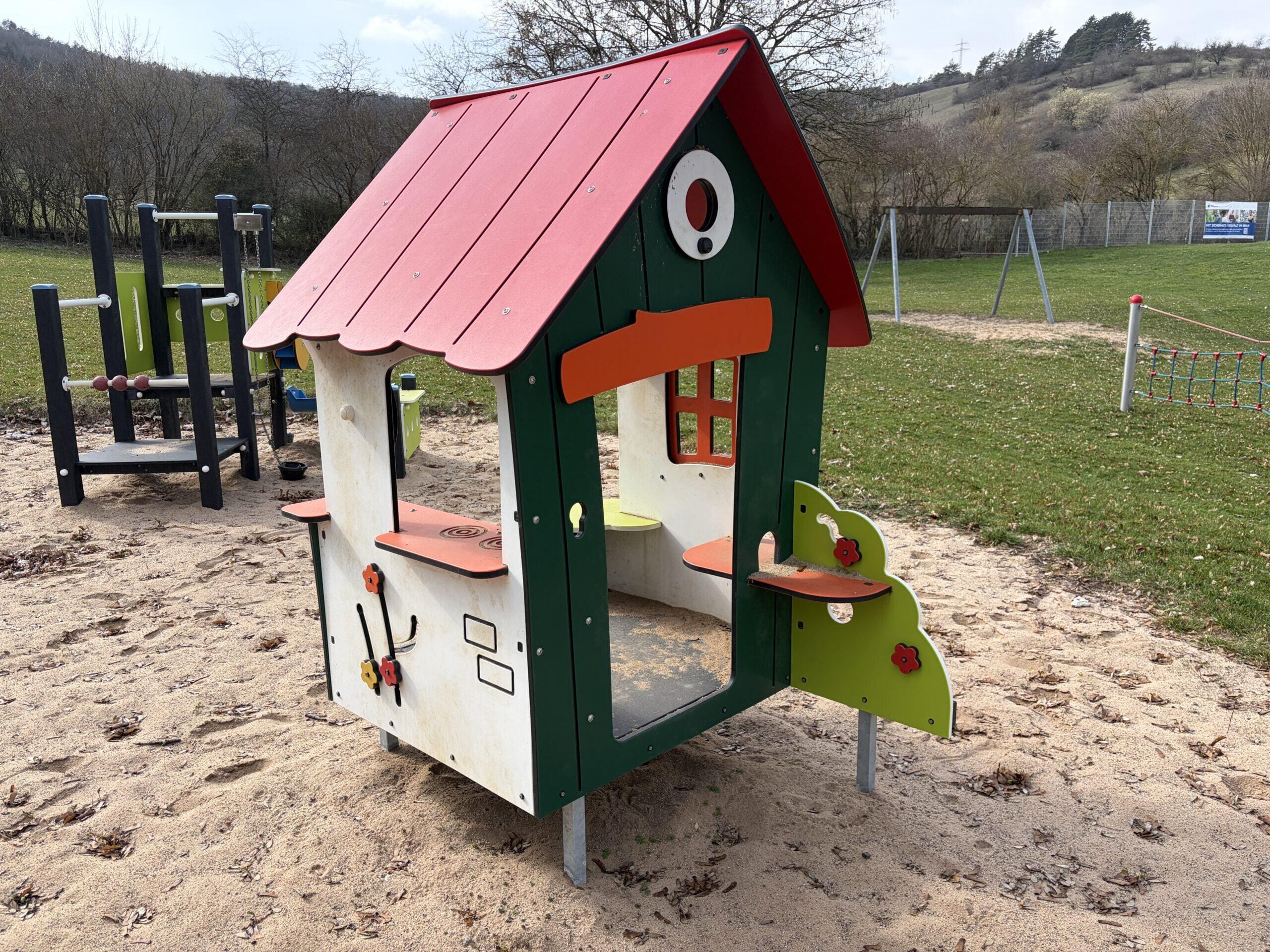 Speeltuin in stadskleuren voor het Freibad van Lauda-Königshofen (DE)