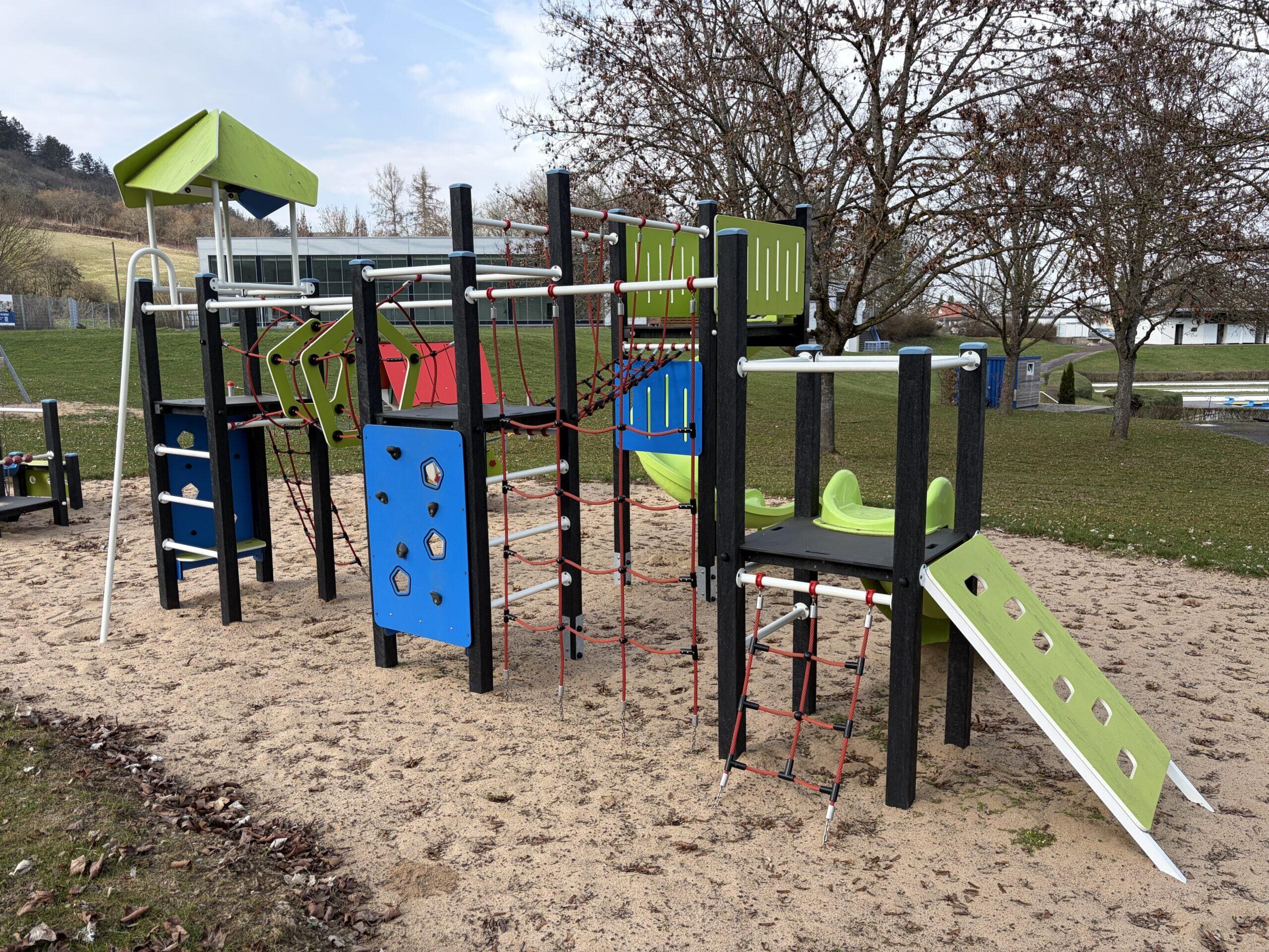 Speeltuin in stadskleuren voor het Freibad van Lauda-Königshofen (DE)