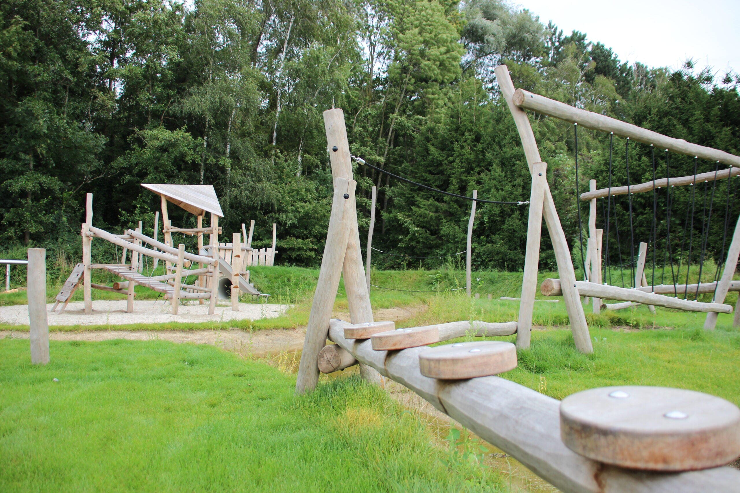 Een speelplek met zand en water bij Kon Tiki (België)
