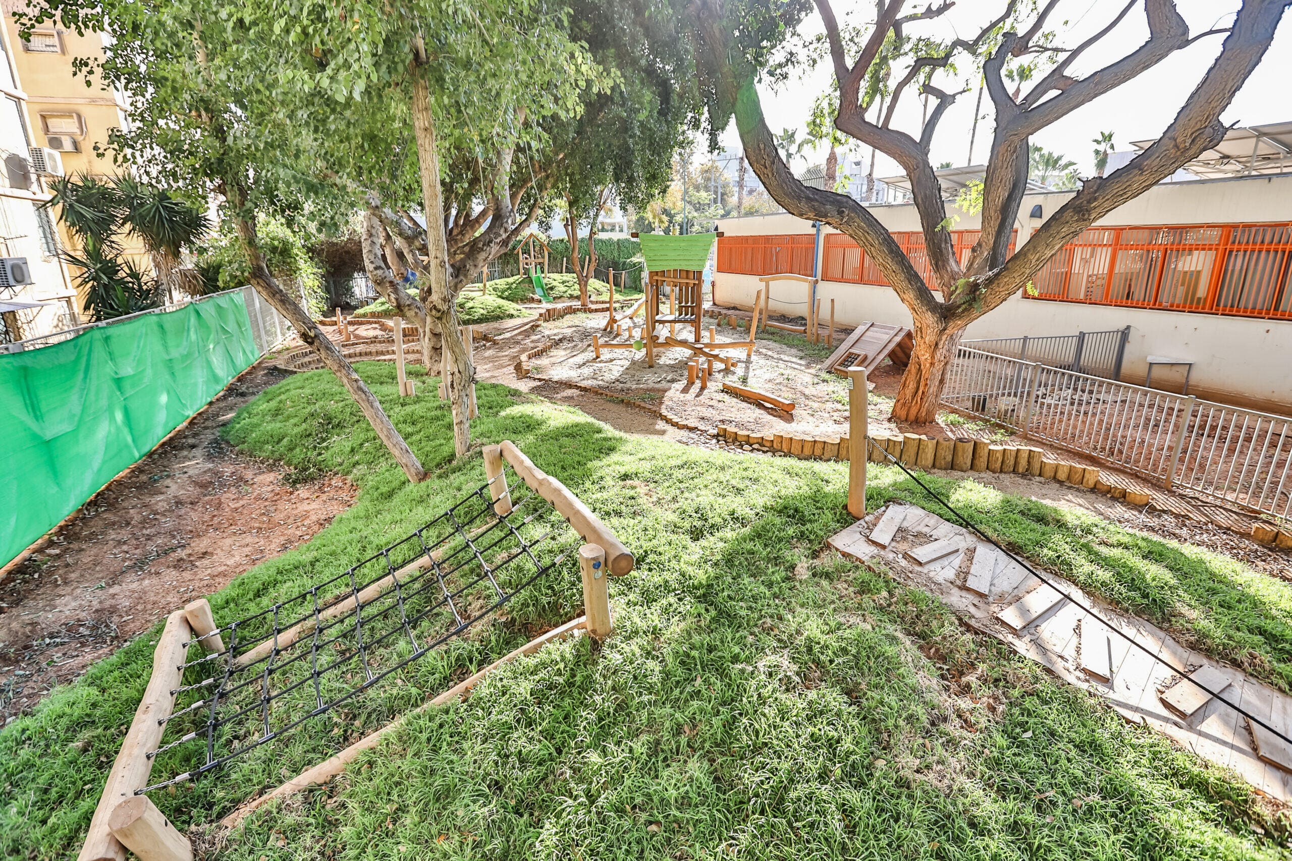 Natuurlijk schoolplein voor basisschool in Tel Aviv