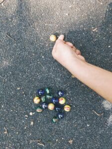 Spelen draagt bij aan de ontwikkeling van een kind -knikkeren