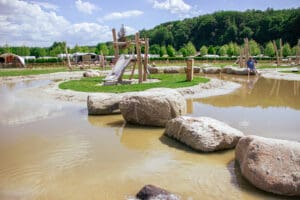 Stapstenen door de waterspeeltuin bij camping 't Geuldal