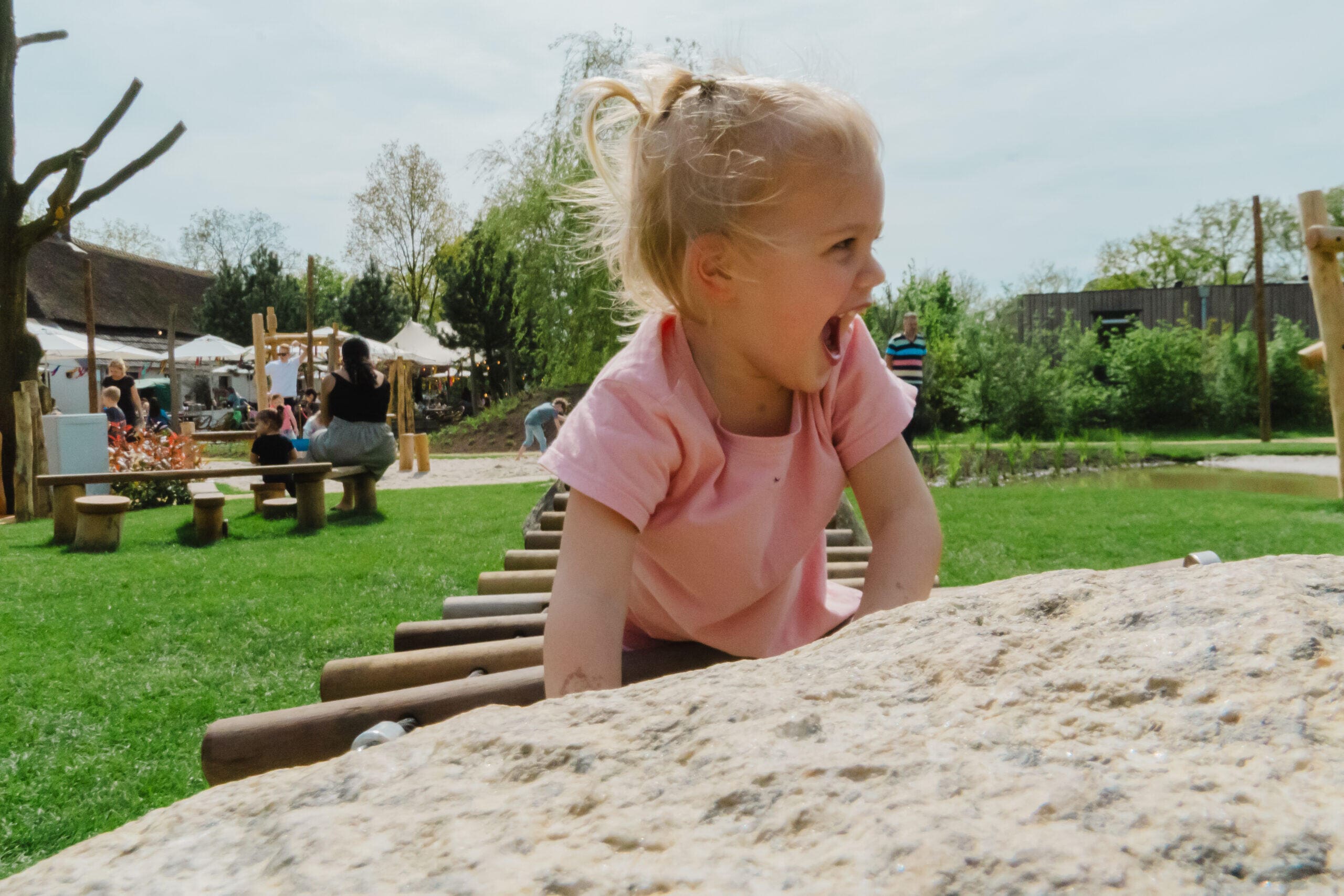 Spielen in märchenhafter Atmosphäre in Charlie´s Abenteuerdorf
