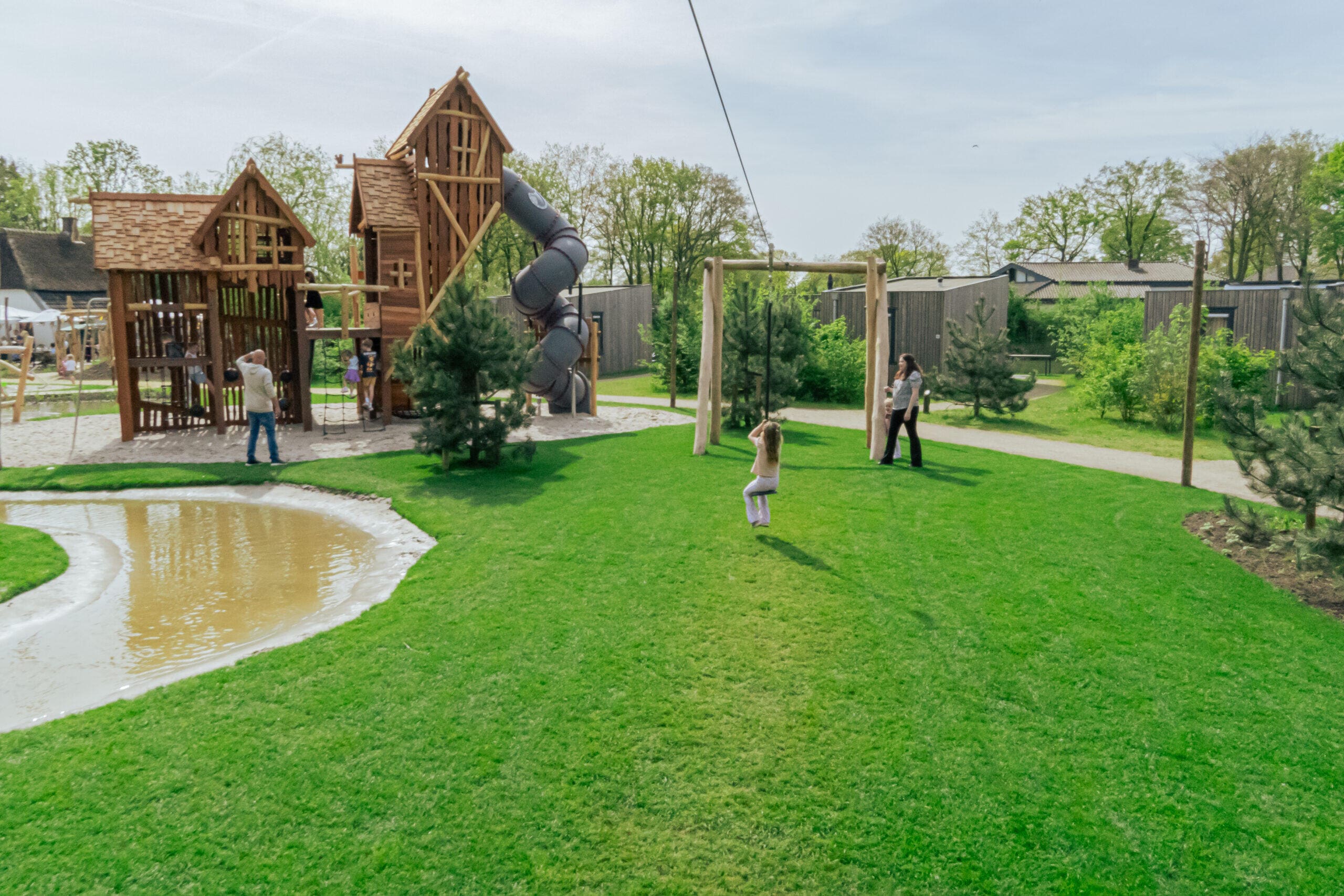 Spielen in märchenhafter Atmosphäre in Charlie´s Abenteuerdorf