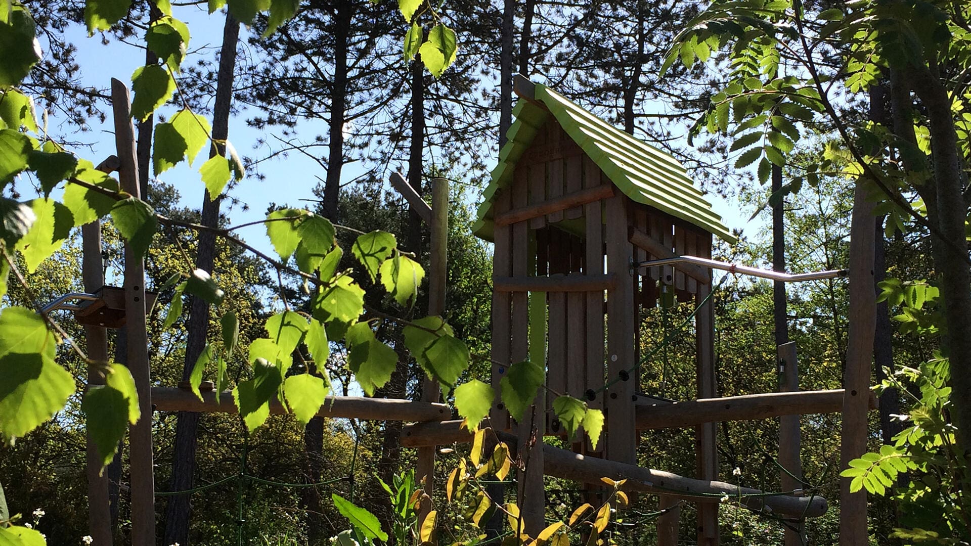 Avontuurlijke speelheuvel met waterloop