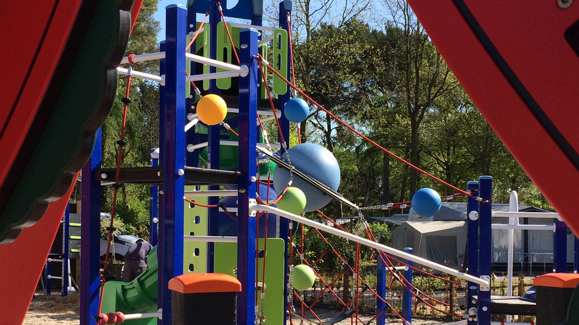 Avontuurlijke speelheuvel met waterloop