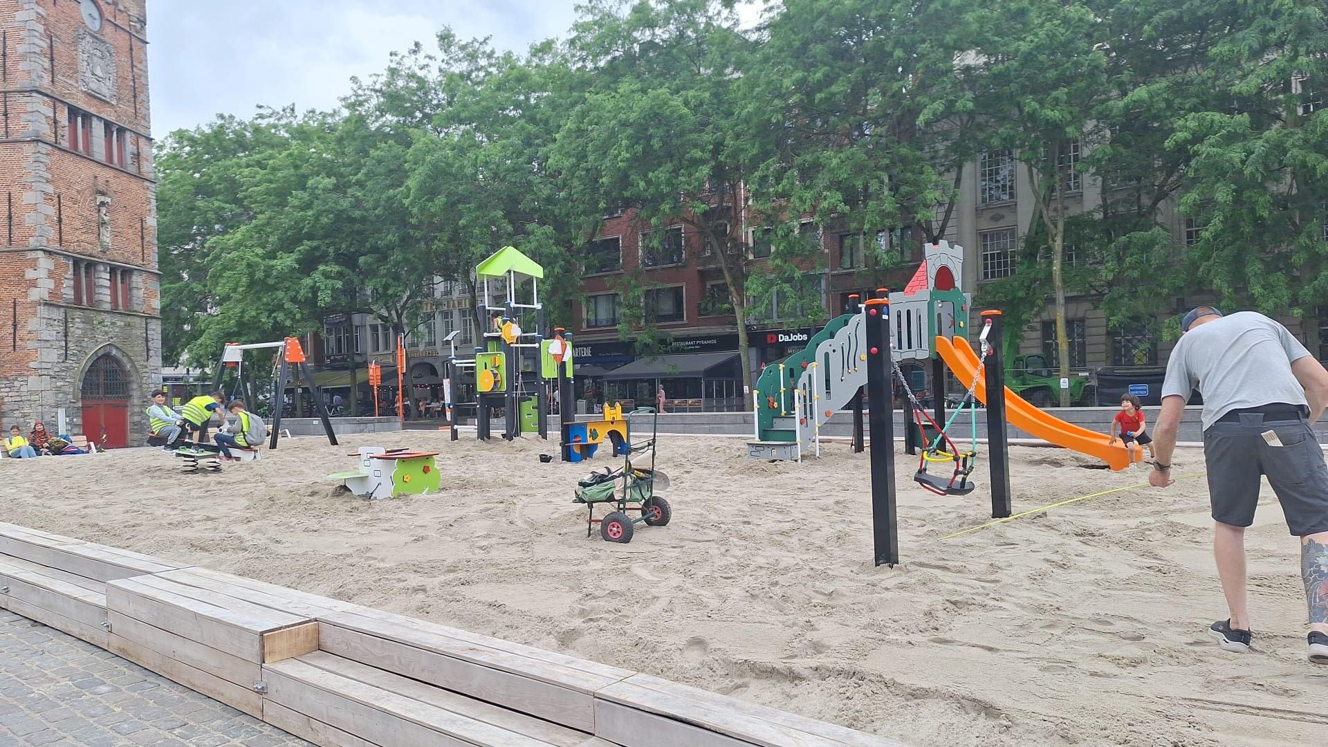Zomerspeelplein op de Grote Markt in Kortrijk: spelen, ontdekken en bouwen met zand
