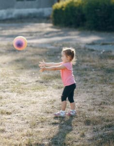 Spelen draagt bij aan de ontwikkeling van een kind - balvangen
