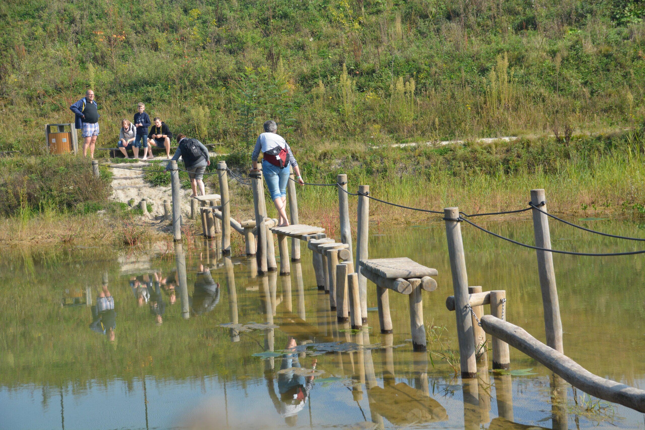 Herausfordernder Barefoot-Park über Wasser