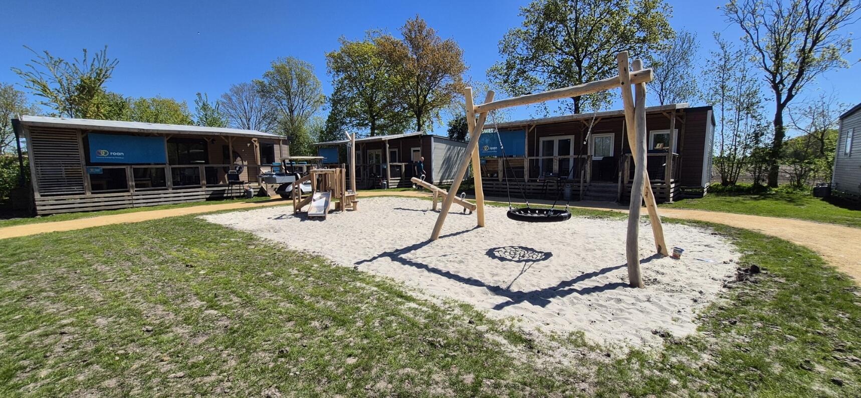 Van speelplek naar speelplek bij Camping Friese Meren