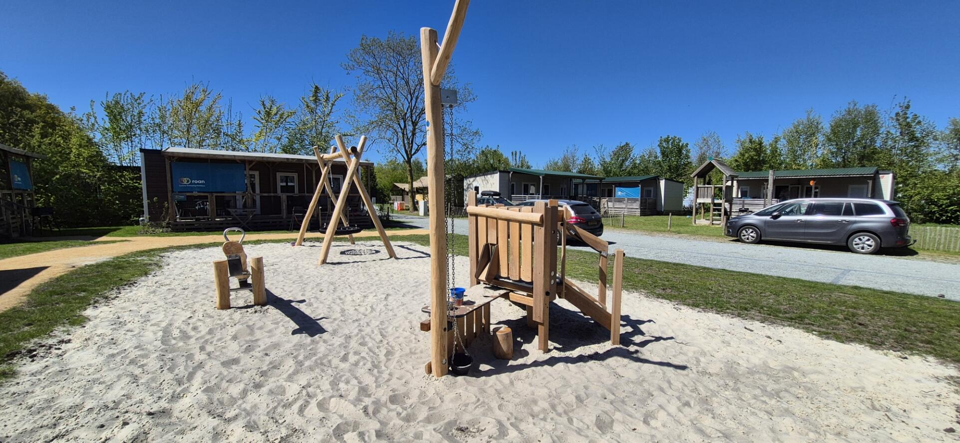 Van speelplek naar speelplek bij Camping Friese Meren